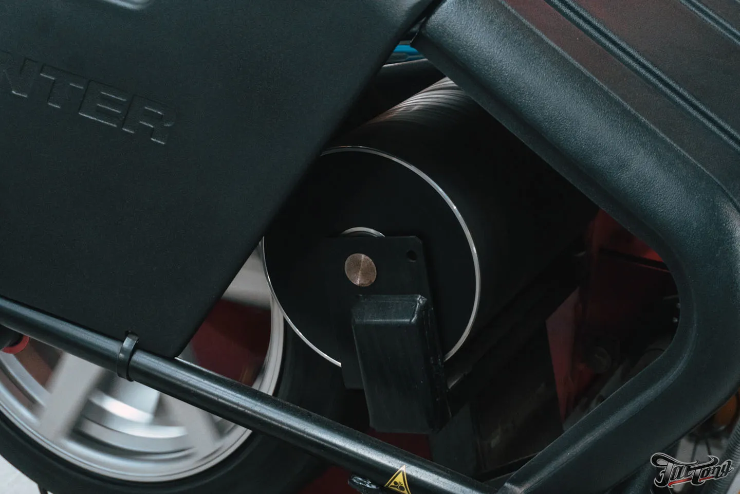 Фирменный Шиномонтаж на вибростенде на стендах Hunter для Dodge Challenger
